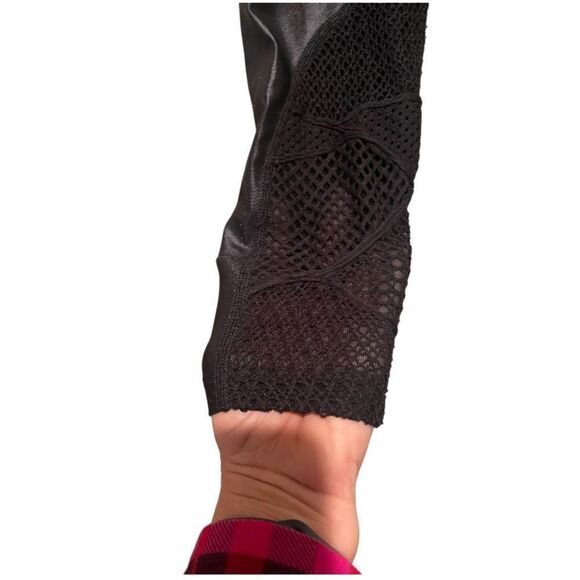 Alala Black 7/8 length workout leggings - netting and shiny calf size S - Picture 9 of 14